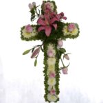 cruz con lirio rosa y flores blancos