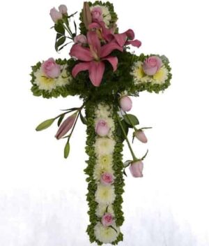 cruz con lirio rosa y flores blancos