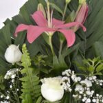 flor rosa con rosas blancas