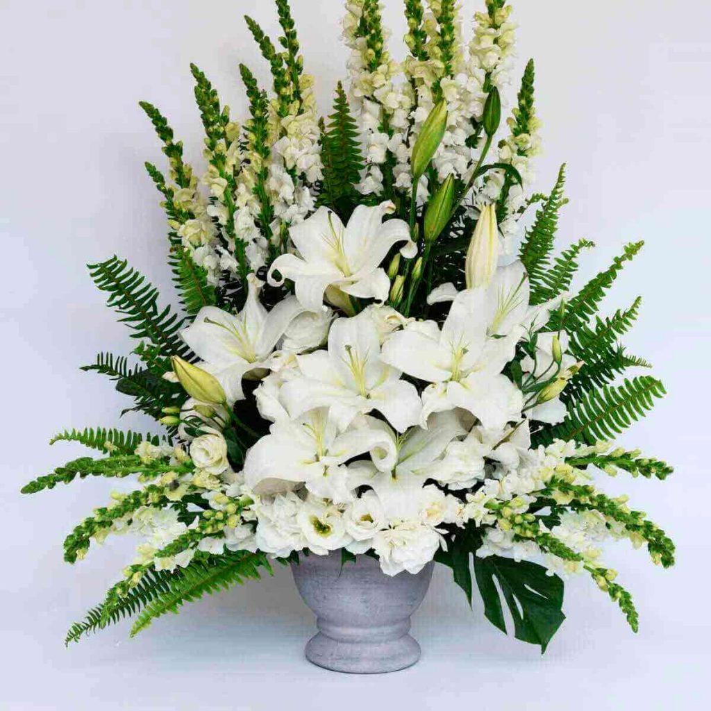 arreglo floral blanco puerta del cielo