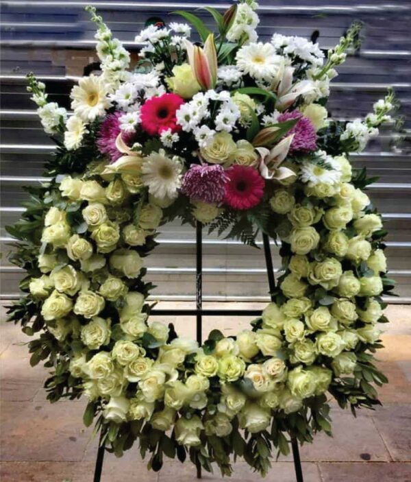 corona funebre blanca con rojo dulce recuerdo