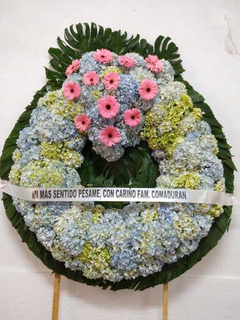 corona funebre con flores blancas con cintillo