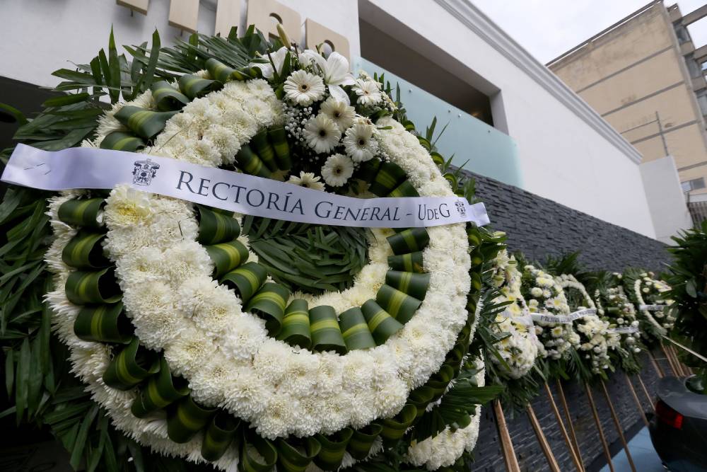 corona funebre con flores blancas