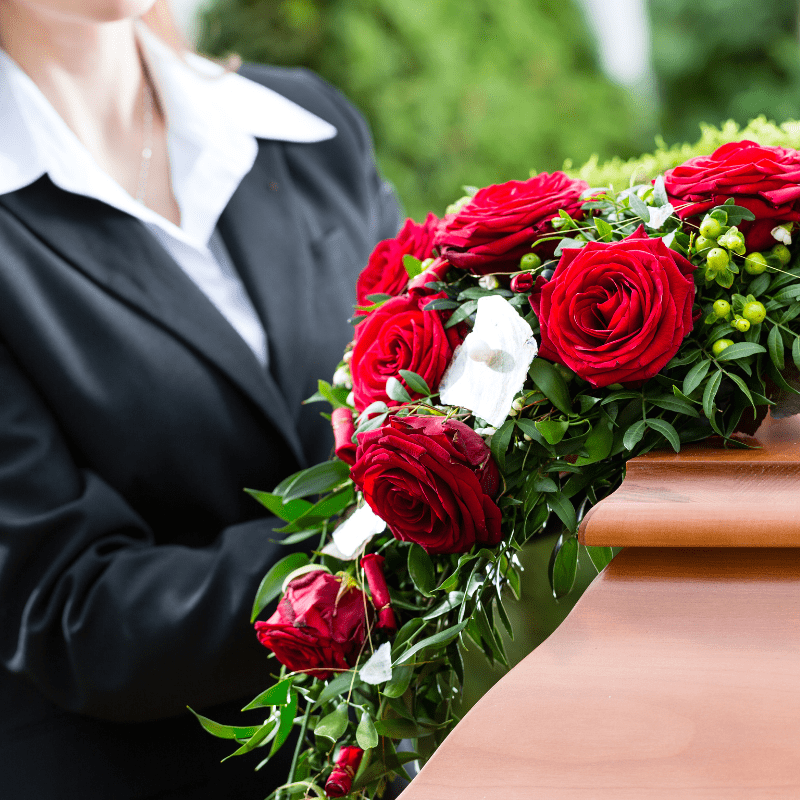 rosas rojas con una persona alado