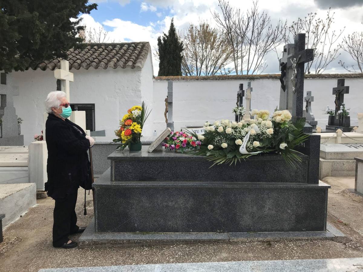 lapida con arreglos florales encima