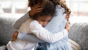 niña abrazando a una mujer
