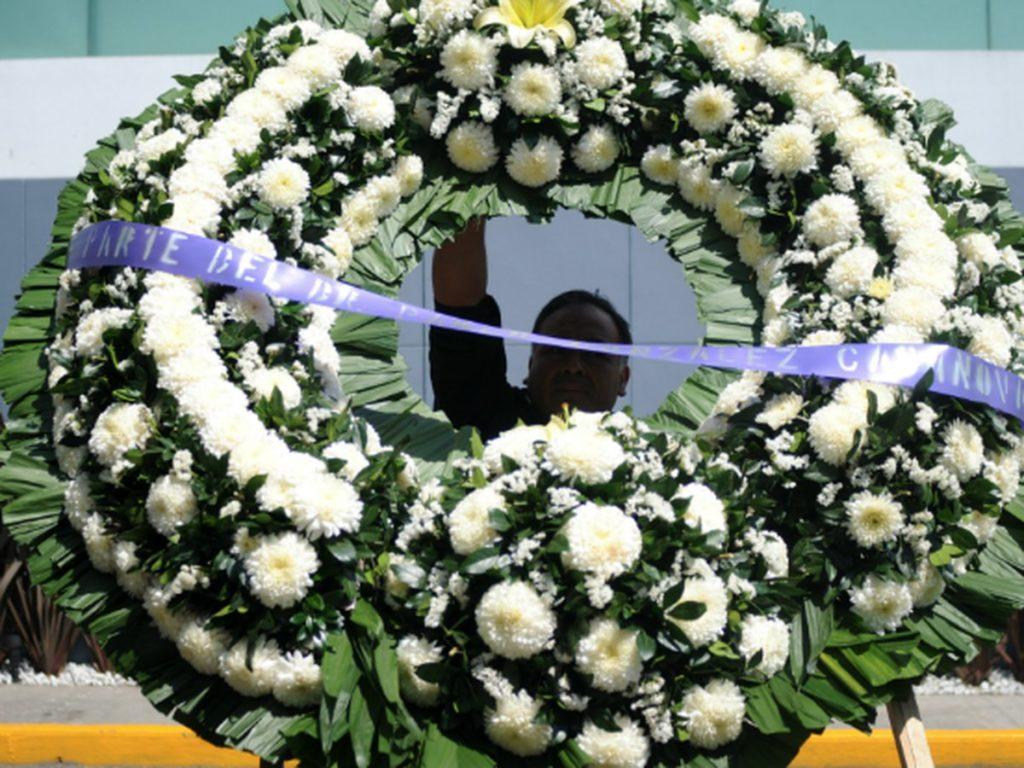 corona funebre con flores blancas