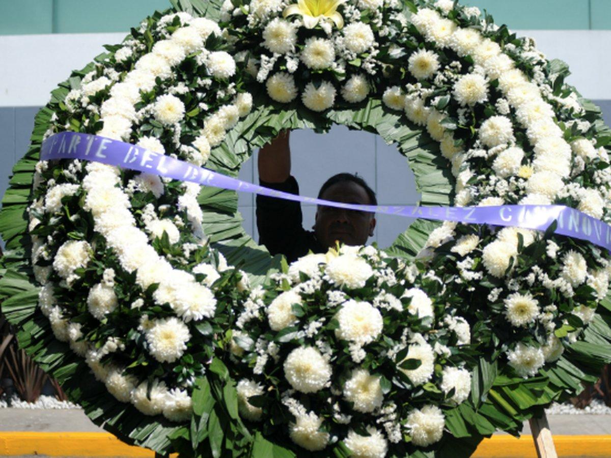 corona funebre con flores blancas