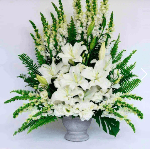 arreglo floral con flores blancas