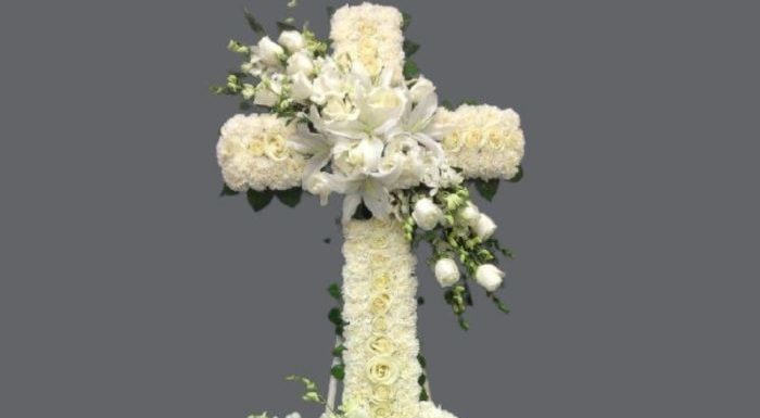 cruz blanca de flores