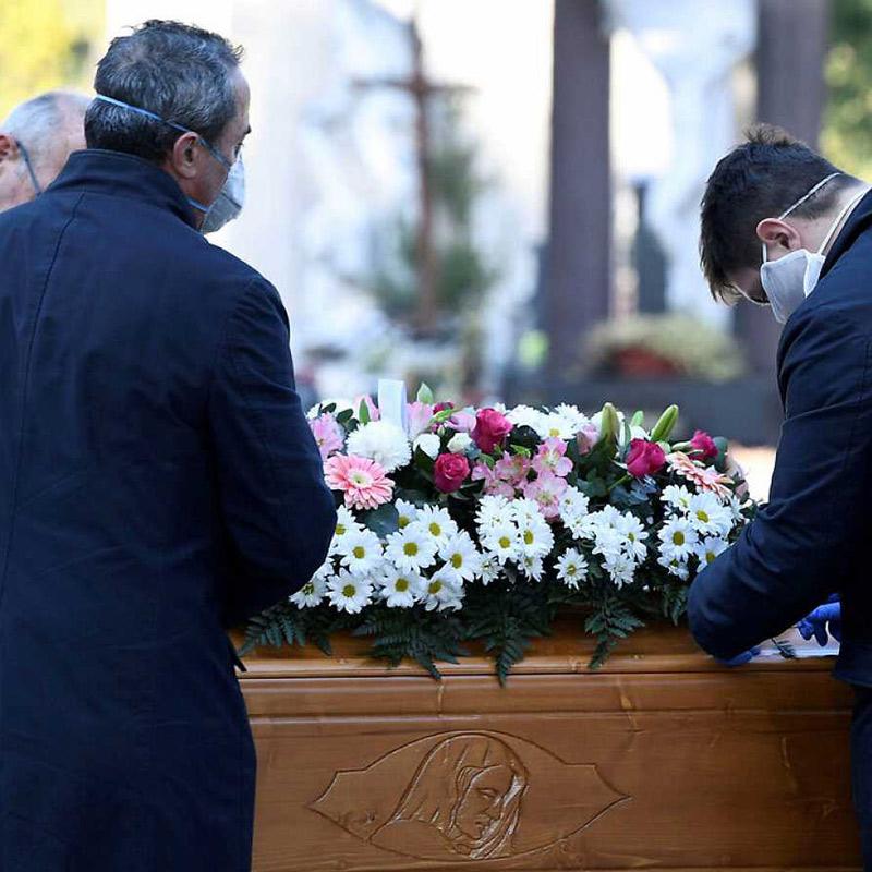 personas llorando en ataud