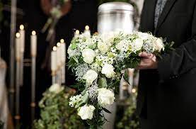 arreglo floral con flores blancas