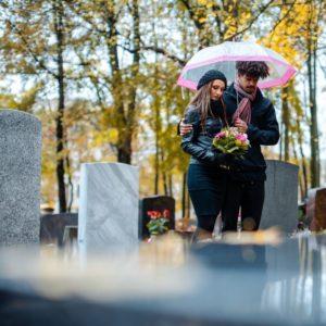 personas de negro paradas llorando