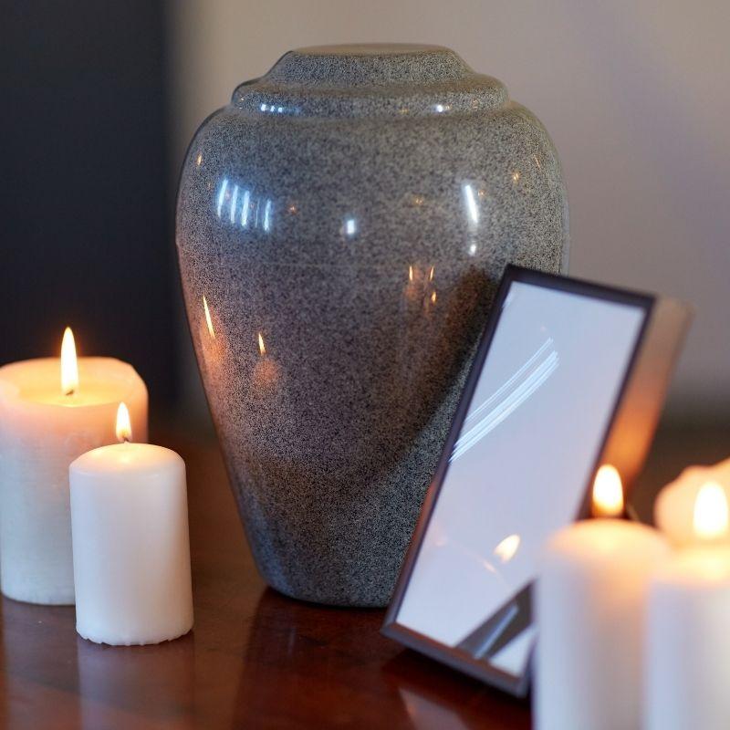 tarro con cenizas y velas