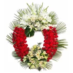 Coronas de flores con rosas rojas
