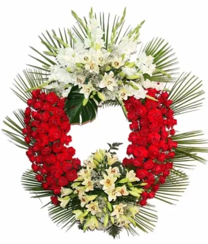 Coronas de flores con rosas rojas