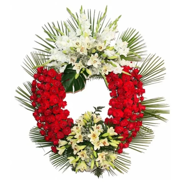Coronas de flores con rosas rojas