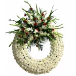 Corona fúnebre de pompones blancos con rosas rojas y azucenas