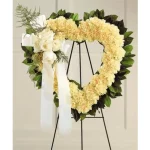 Corona funeral corazón blanco de claveles, rosas y cinta